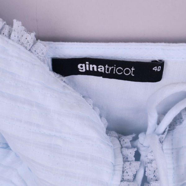 Nära bild på etikett gina tricot och storlek 40