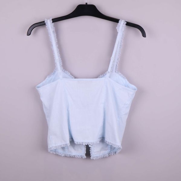 Baksidan av bustierlinne i ljusblått med spetsdetaljer