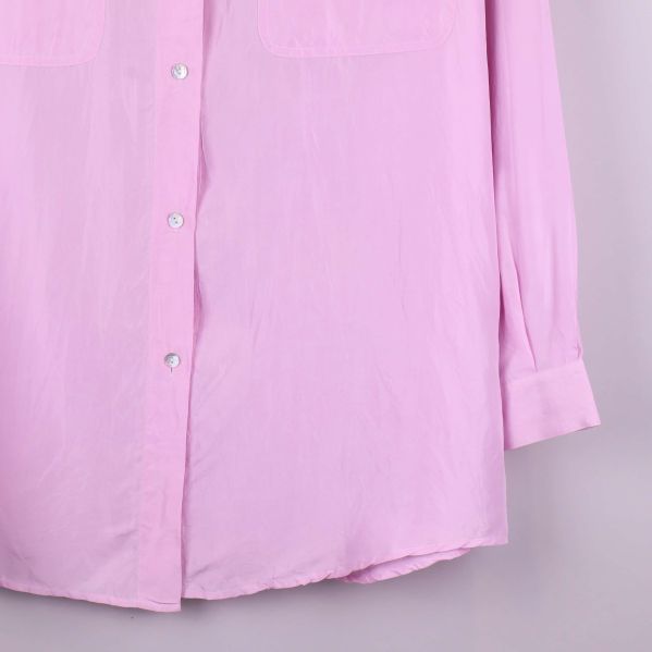 Närbild på ärm och nederkant av rosa skjorta