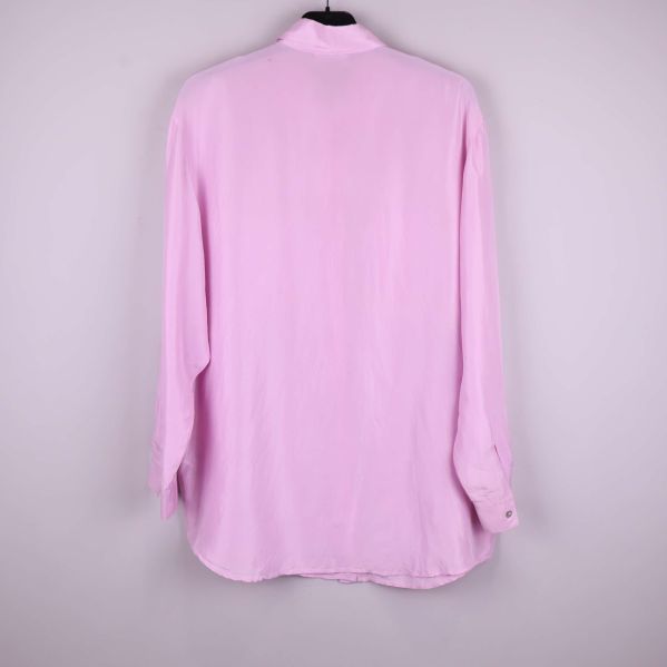 Baksida av rosa silkesskjorta i helbild