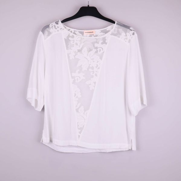 Vit topp med spets på framsidan och korta ärmar
