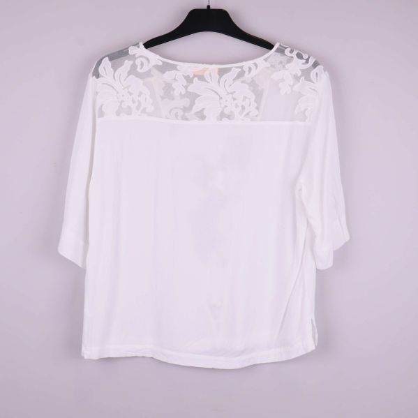 Vit topp sedd bakifrån med spets upptill