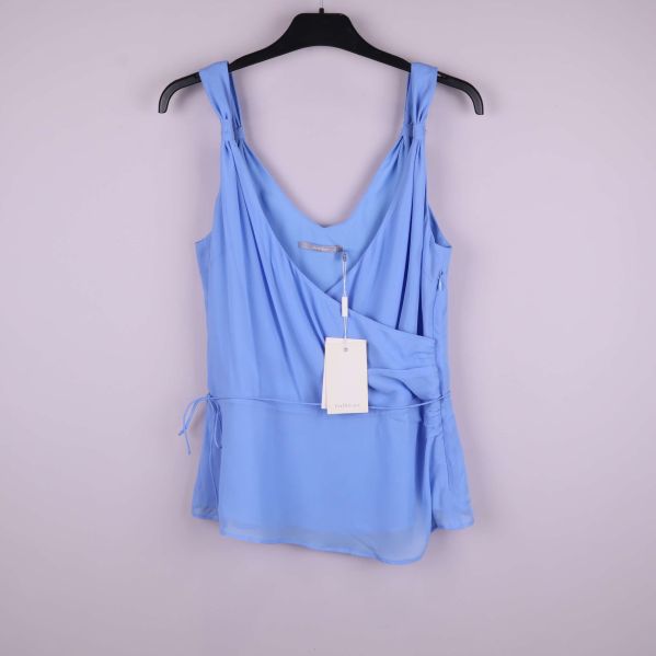 Ljusblå ärmlös topp på galge med omlottdesign