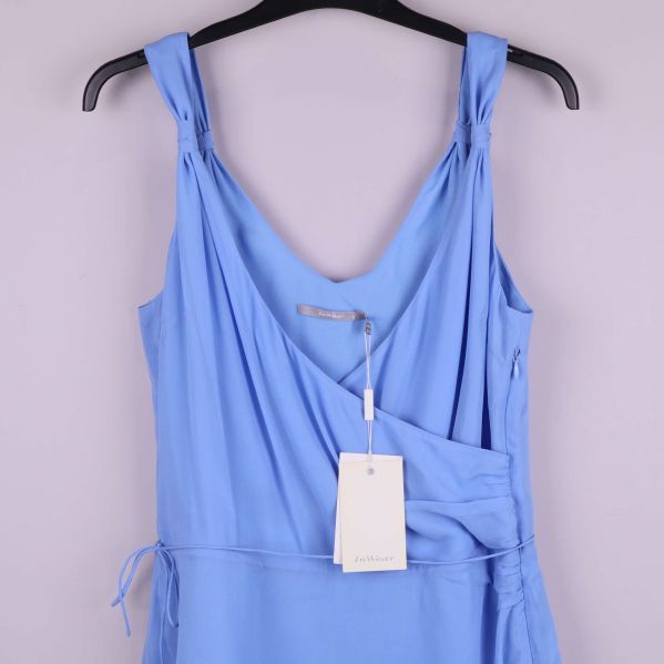 Ljusblå omlottopp med prislapp och draperade axelband