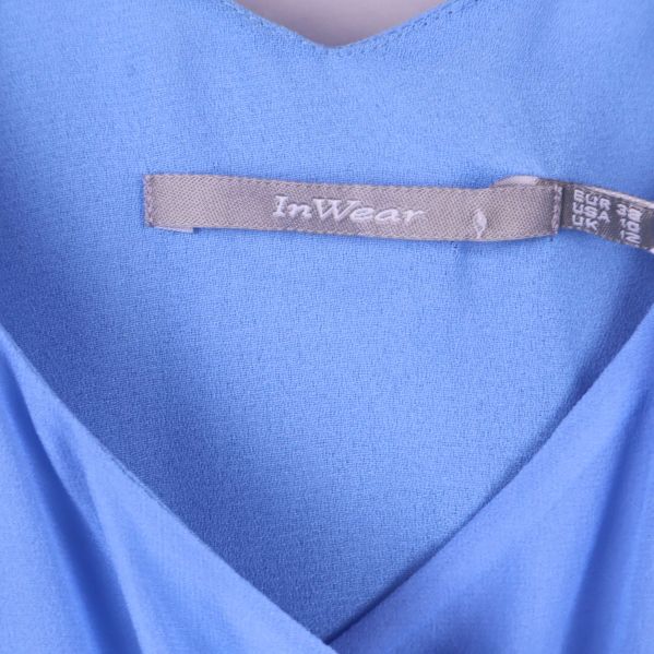 Närbild på InWear-märket i nacken av topp