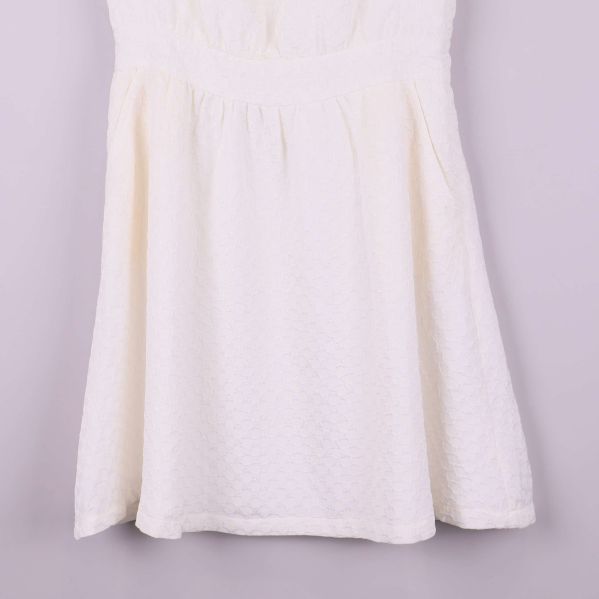 Nedre del av klänningen med diskret strukturmönster