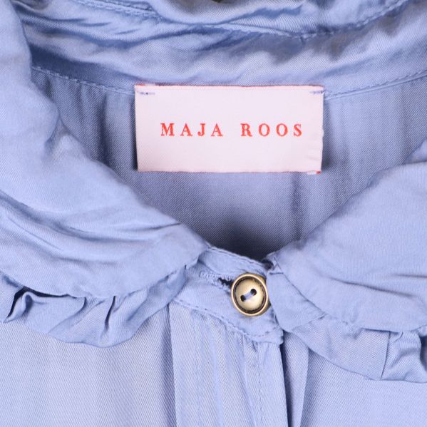 Närbild på etikett med varumärket Maja Roos