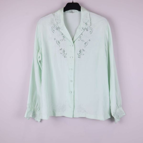Ljusgrön blus med broderad krage och knappstängning framifrån