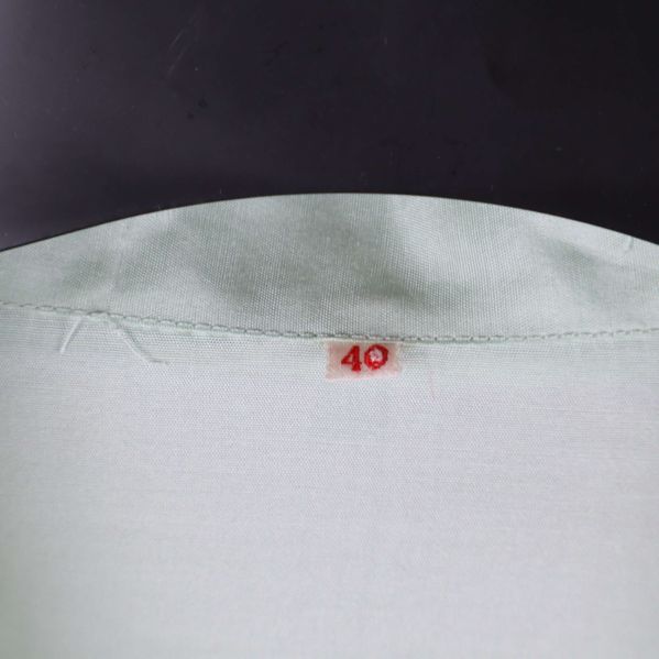 Etikett i kragen med storlek 40 i rött