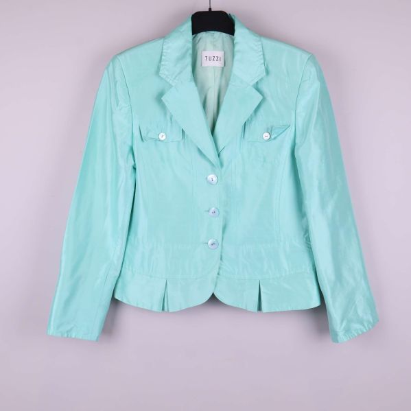 Ljusblå blazer på galge med knappar framtill