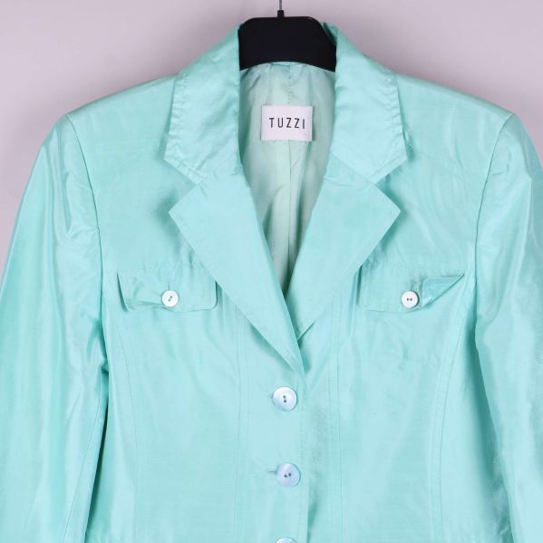 Detaljbild på knappar och slag på ljusblå blazer