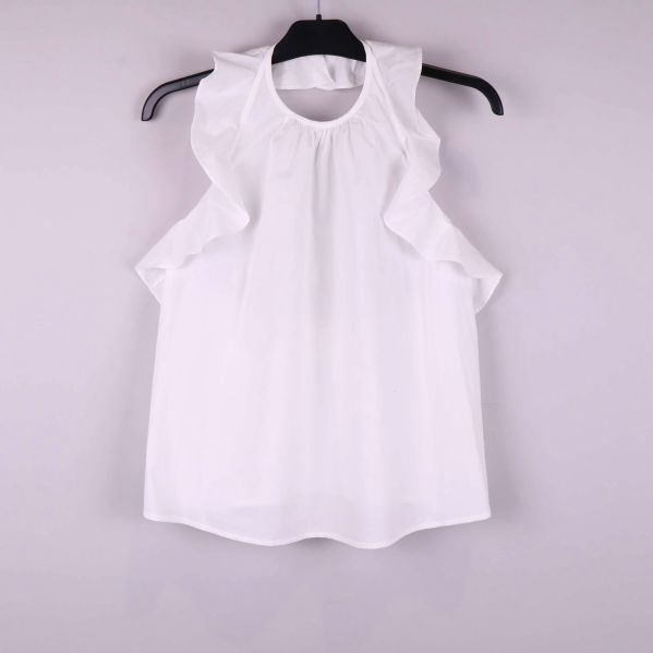 Vit ärmlös blus med volanger framtill på galge