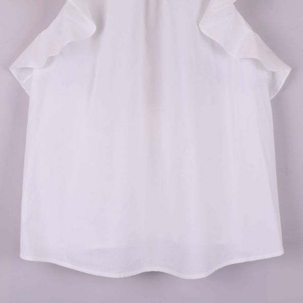 Nederkant på vit ärmlös blus utan synliga mönster