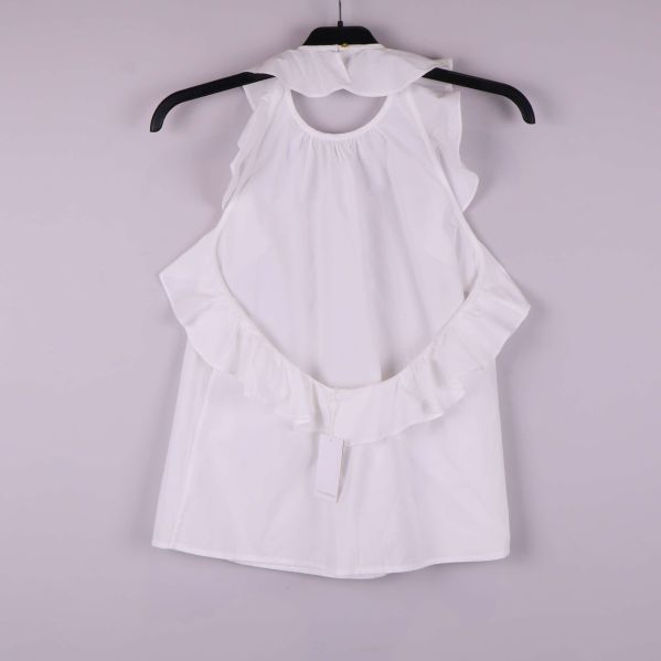 Baksidan av vit blus med volangkant och knäppning