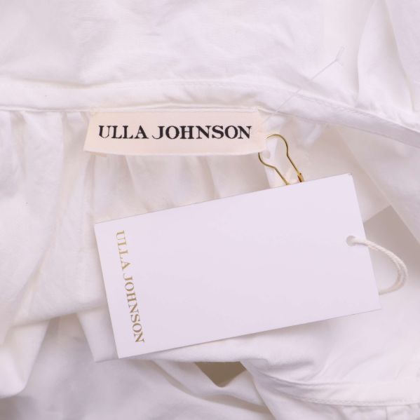Ulla Johnson-märkesetikett och hangtag på vit blus