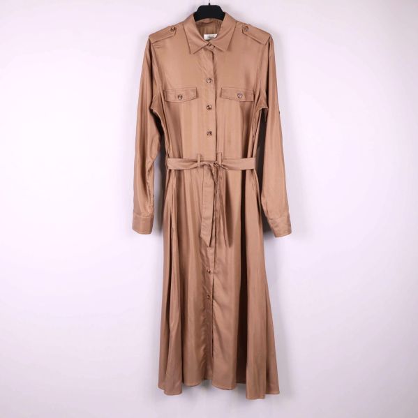 Helbild av beige skjortklänning med bälte framifrån