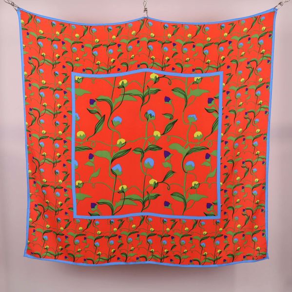 Stor fyrkantig scarf med röd botten och blommigt mönster