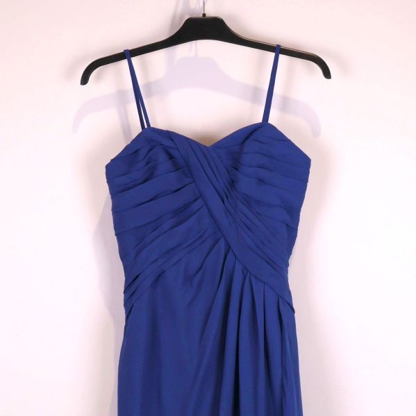 Närbild på draperad överdel och dubbla tunna axelband