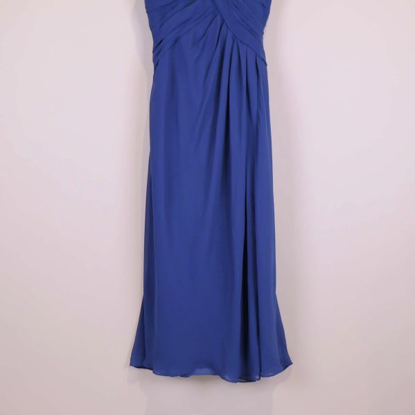 Nedre delen av klänningen visar mjukt fallande tyg