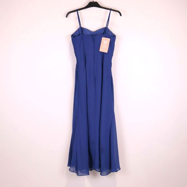 Baksida av blå klänning med dragkedja och axelband