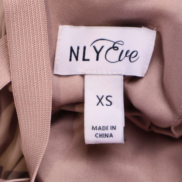 Närbild på NLY Eve etikett och storlek XS