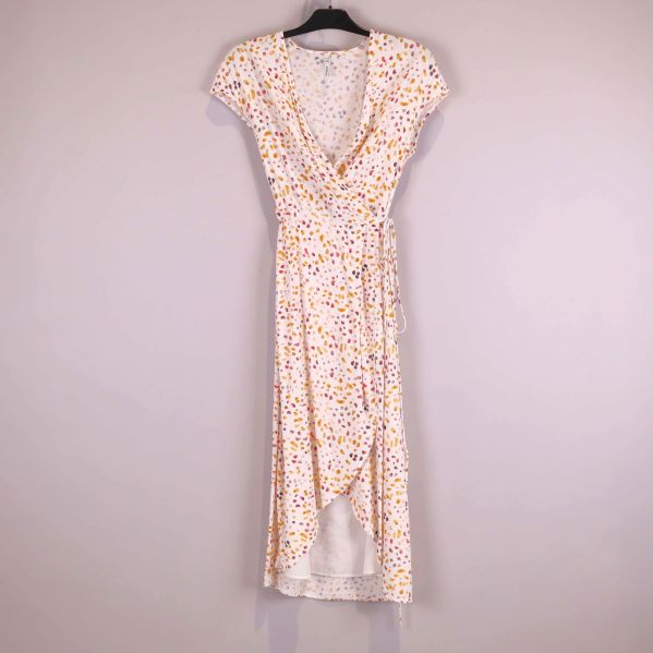 Omlottklänning med färgglatt mönster på galge framifrån