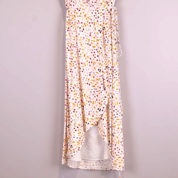 Kjolens nederkant och omlottkonstruktion syns