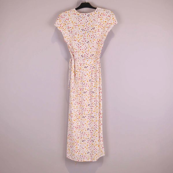 Omlottklänning med färgglatt mönster på galge bakifrån