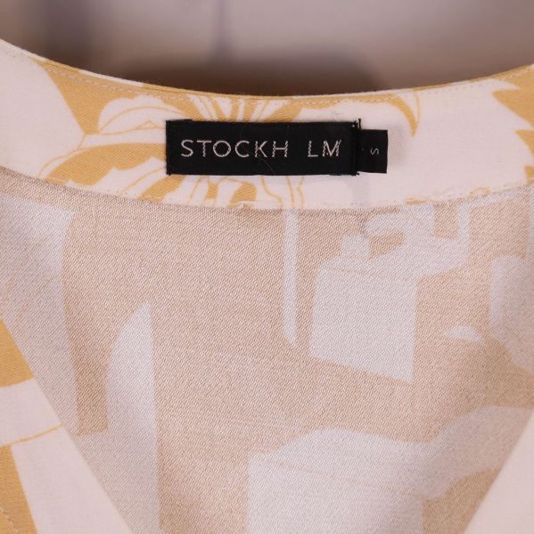 Närbild av etikett Stockh LM vid halsringning