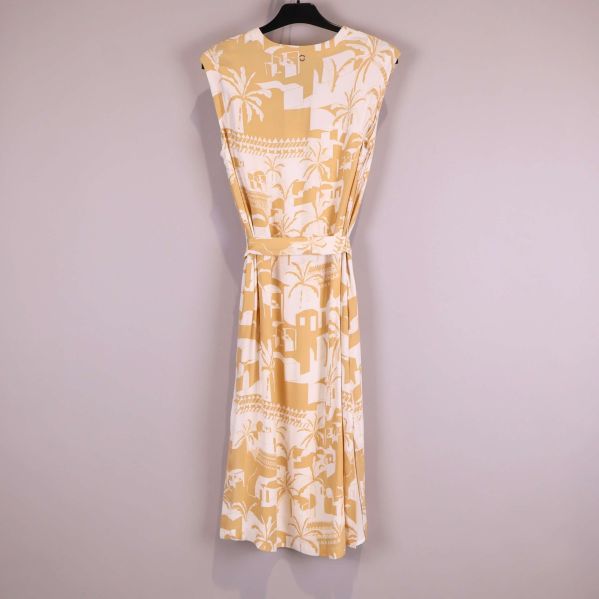 Baksida av klänning med palm- och stadsprint