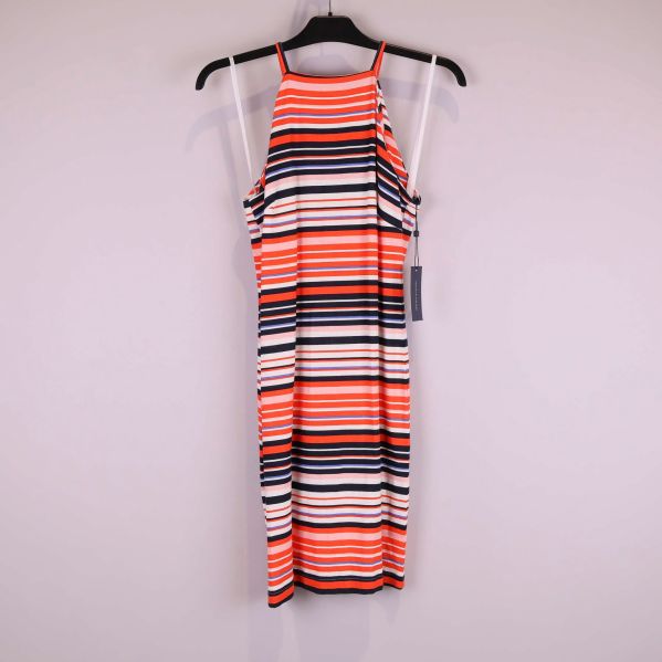 Randig klänning i orange, blått och vitt på galge framifrån