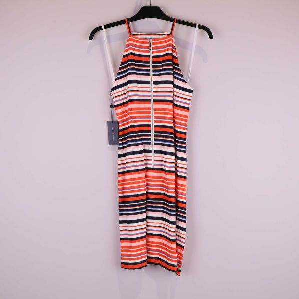 Randig klänning bakifrån med dragkedja synlig