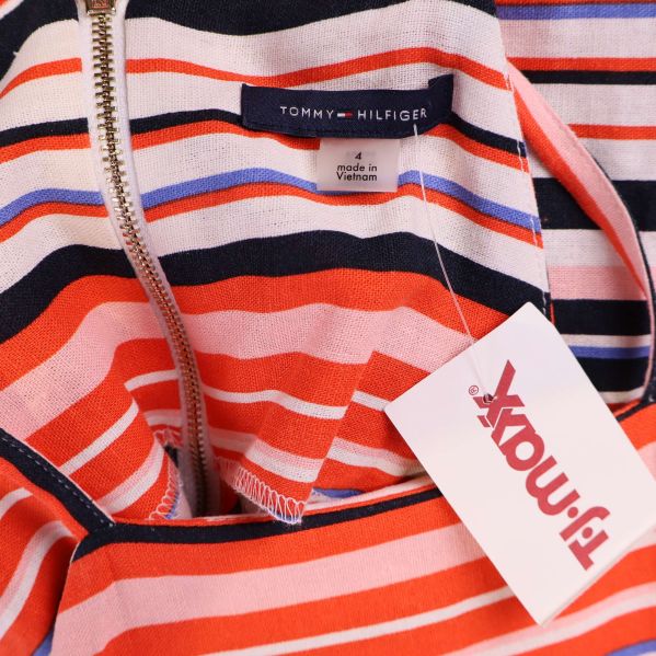 Närbild på etikett och lapp från Tommy Hilfiger