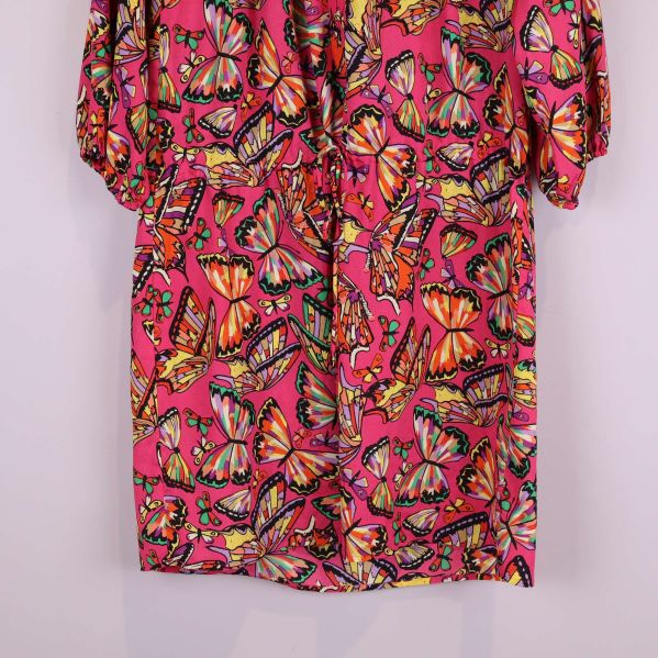 Klänningens nederdel med tydligt fjärilsmönster