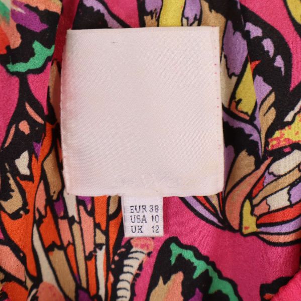 Storleksetikett visar EU 38 på klänningen