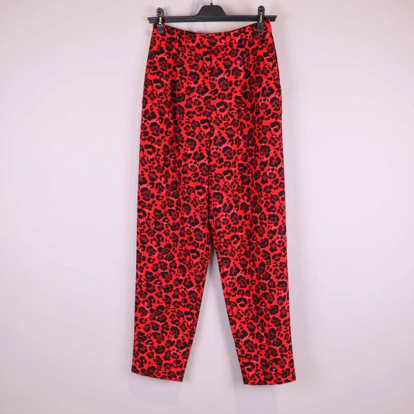 Byxa i röd leopardmönster upphängd framifrån