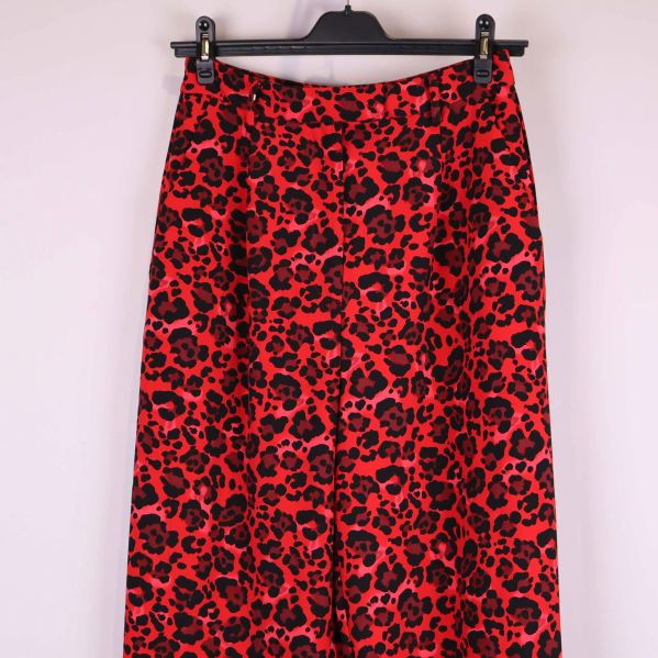 Närbild på byxans överdel och midjedetaljer