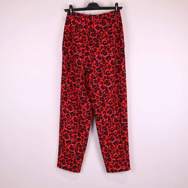 Byxa i röd leopardmönster upphängd bakifrån