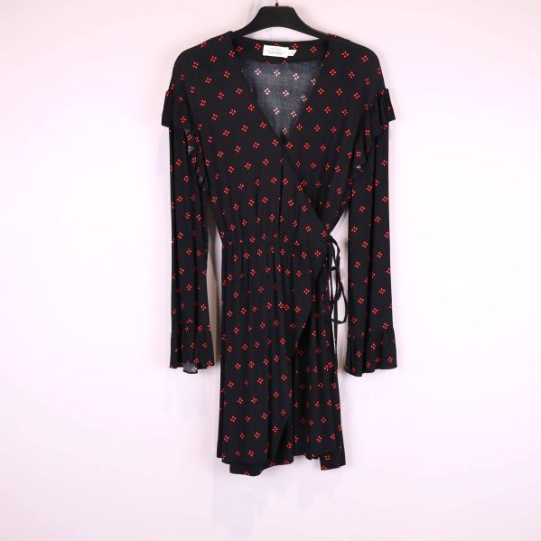 Svart omlottklänning med rött prickmönster och långa ärmar