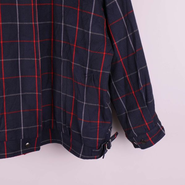 Närbild av rutigt tyg och jackans detaljer