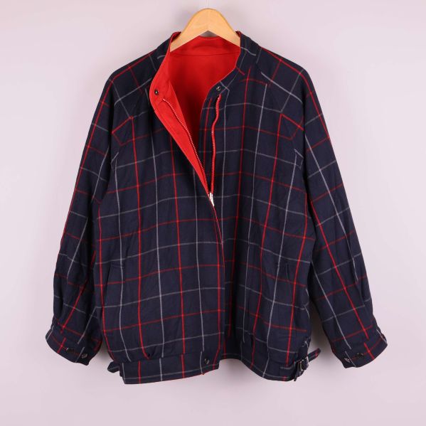 Jacka halvt öppen som visar röd insida