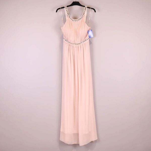 Lång ljusrosa klänning med strass och axelband hängande på galge