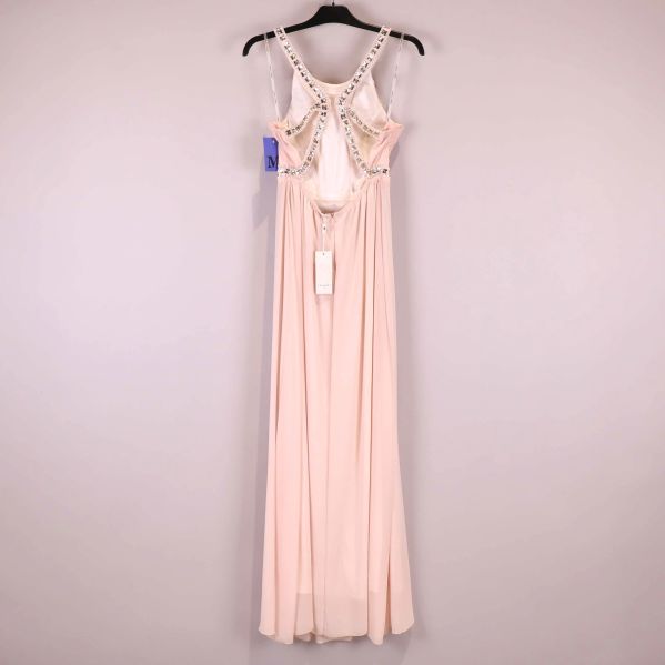 Baksidan av klänning med utskurna detaljer och strass