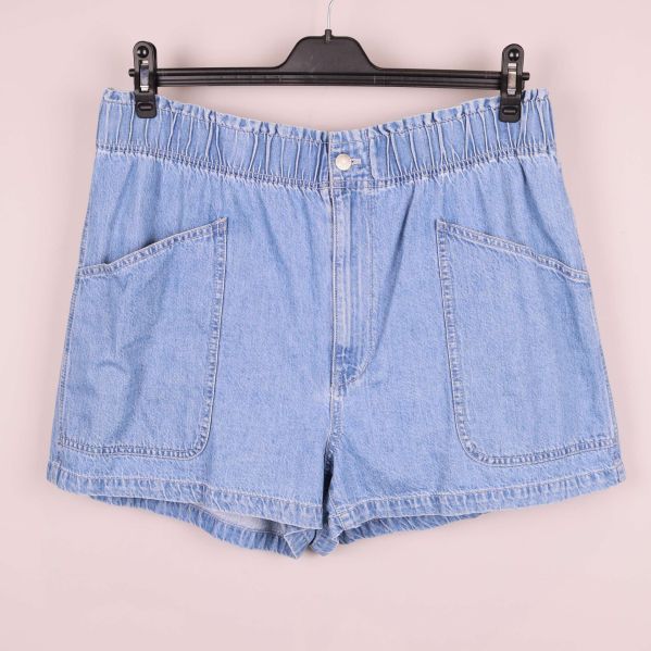 Ljusblå denimshorts med resår i midjan plagg framifrån
