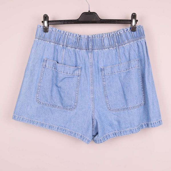 Ljusblå denimshorts med resår i midjan plagg bakifrån