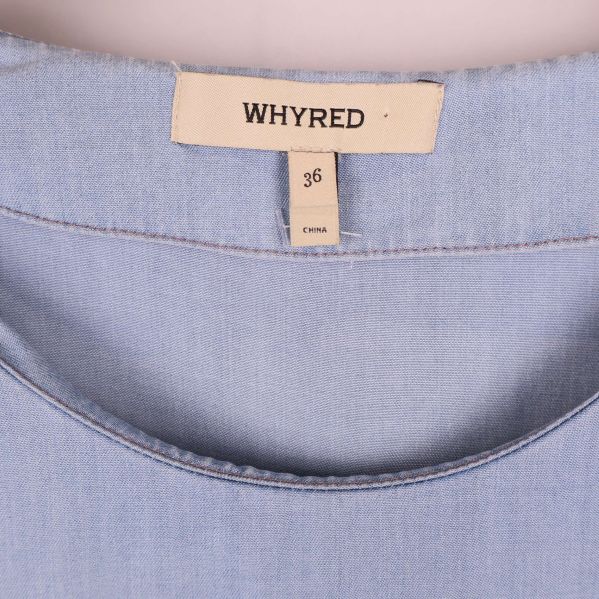 Närbild på Whyred-etikett och storlek 36 i klänning