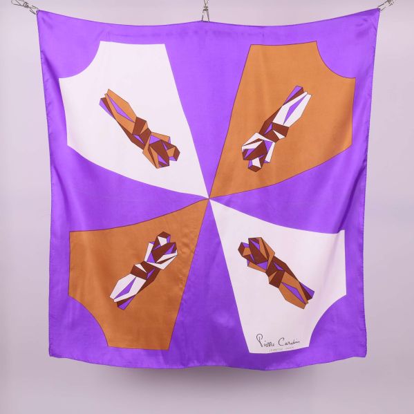 Scarf med grafiskt lila, brunt och vitt fältmönster 