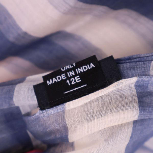 Etikett med texten Made in India på sjalen