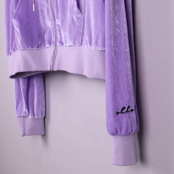 Ärm med broderad Ellesse-logga på lila hoodie
