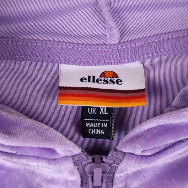 Närbild av Ellesse-logga på inre etikett i huva